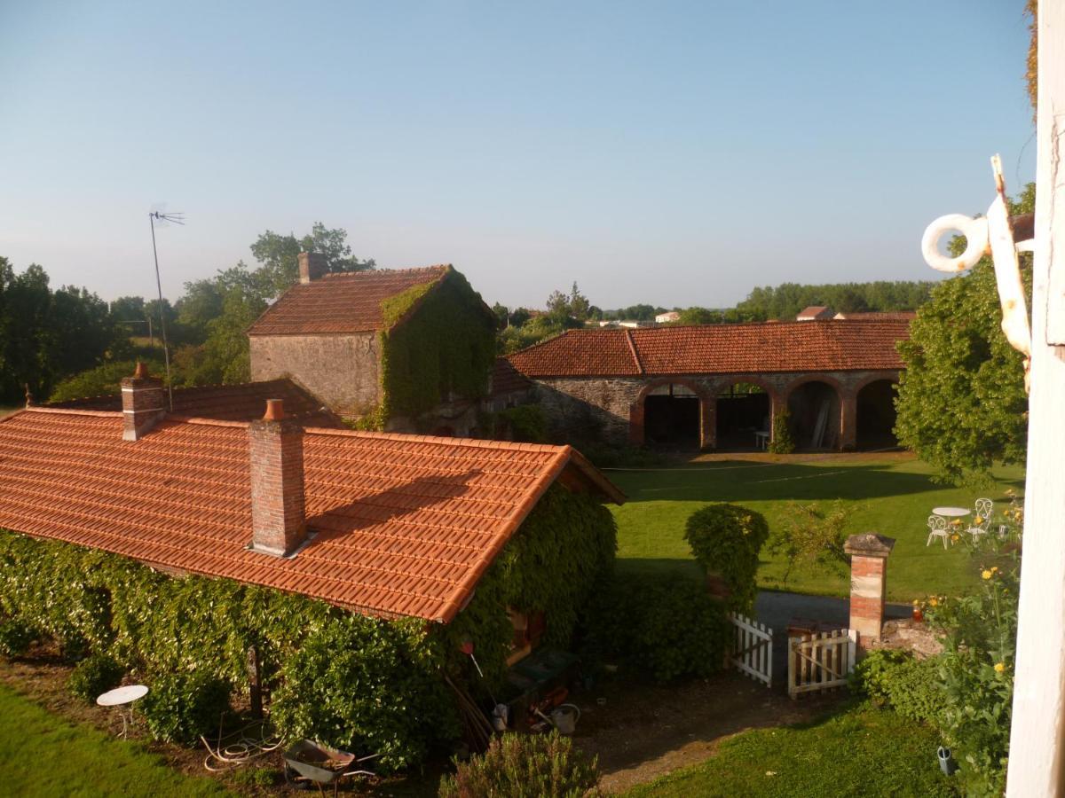 Le Logis Bed and Breakfast Les Pineaux Buitenkant foto